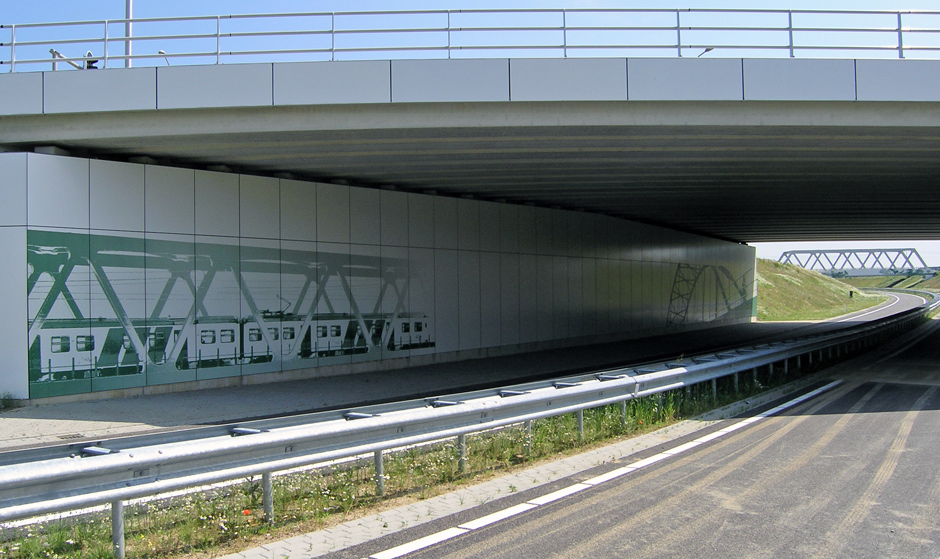 doorkijkje onder viaduct richting ecombiduct